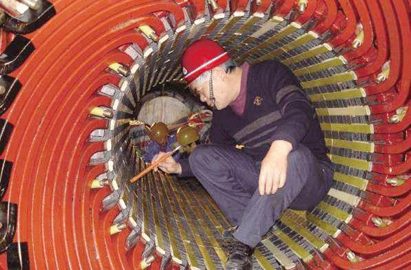 西安泰富西瑪電機(jī)吳高治、劉長安、張衛(wèi)華榮獲西安市勞動(dòng)模范榮譽(yù)稱號。