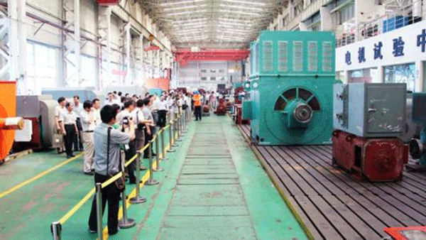 西安泰富西瑪電機(jī)成功開發(fā)YR系列4500KW大型廢鋼鐵破碎電機(jī)。