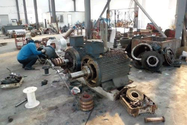 西安西瑪電機驅動軸修理中軸向間隙的測量。