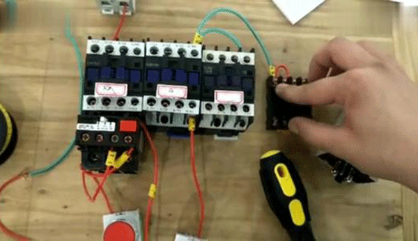 Y系列高壓三相異步電動機的功率控制需要哪些元件？